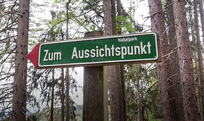 Wegweiser zum Aussichtspunkt Schweiklruh