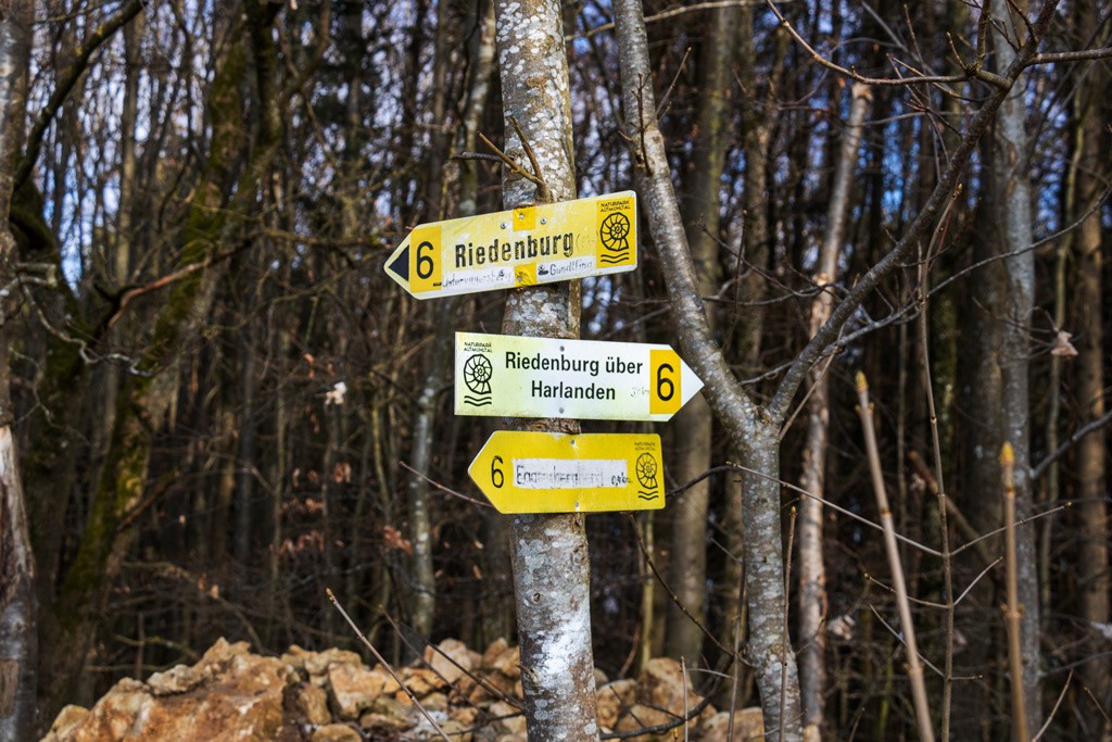 Wegweiser vom Schloss Eggersberg nach Harlanden