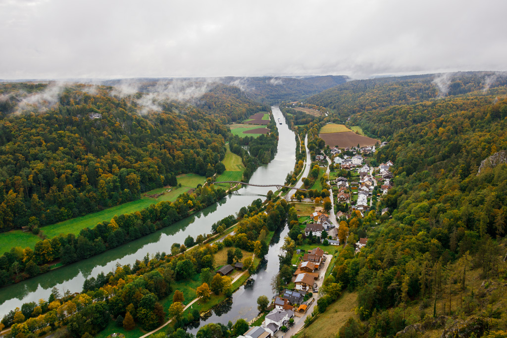 Panoramaaussicht von der Burg Randeck auf den Main-Donau Kanal
