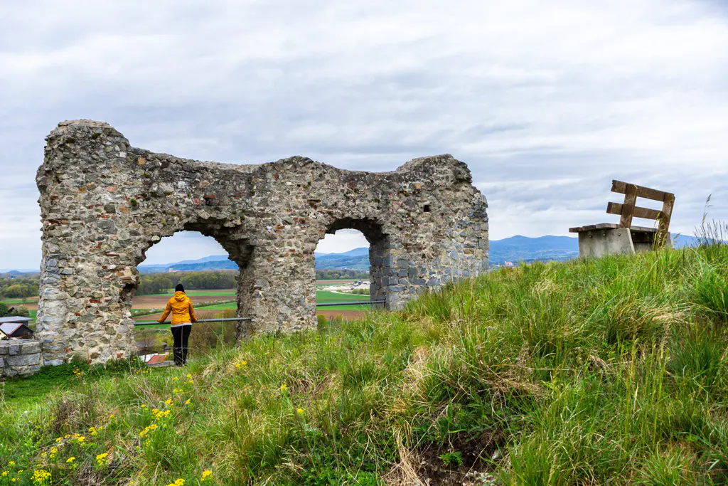 Burgruine-Winzer-auf-der-Wanderung-durch-das-Naturschutzgebiet-Winzerer-Letten