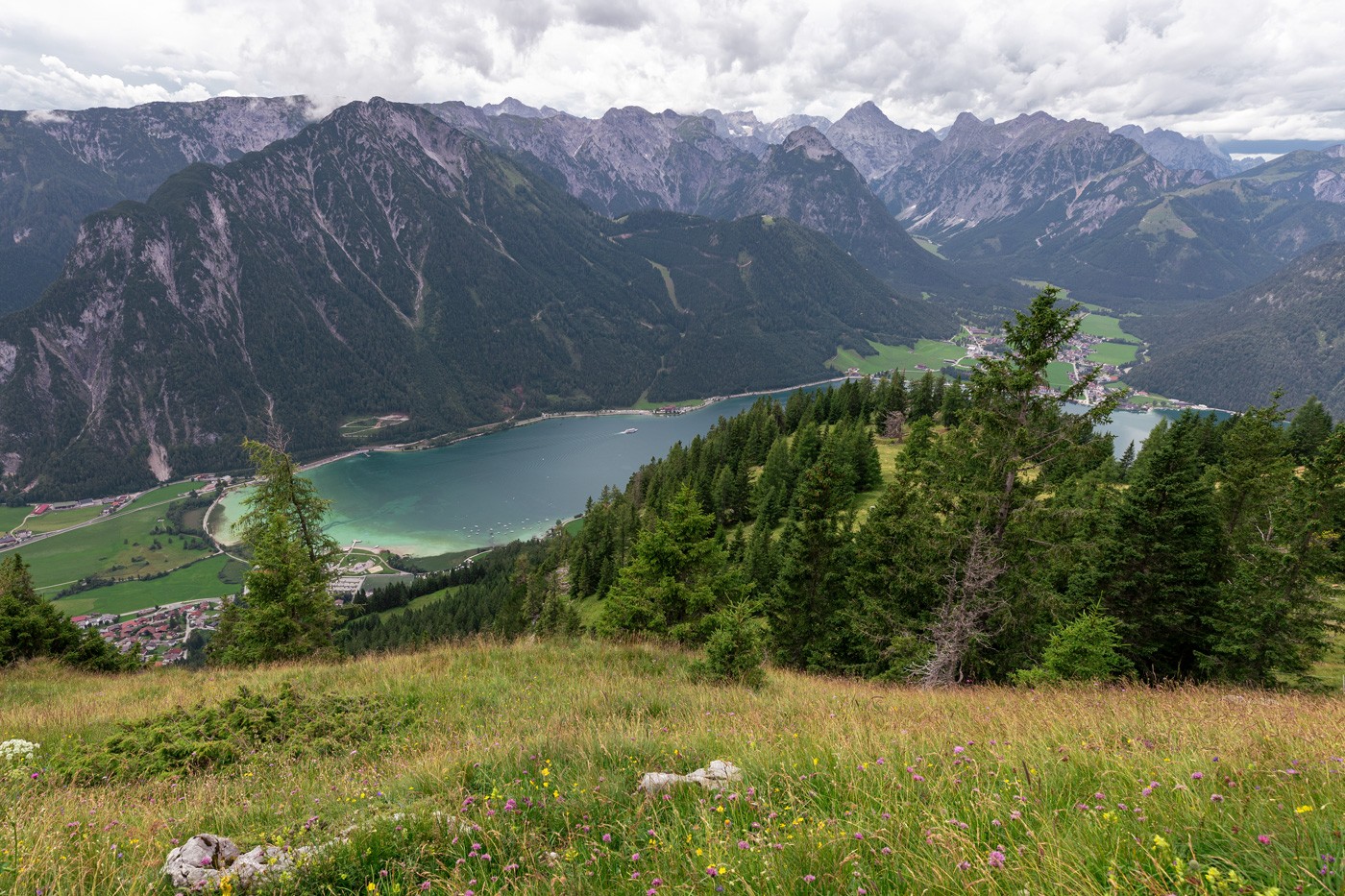 Aussicht am Durrakreuz auf den Achensee - Wanderung zur Dalfazalm