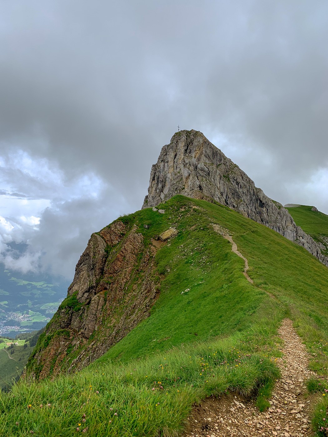 Wanderweg zum Gipfelkreuz des Sagzahn