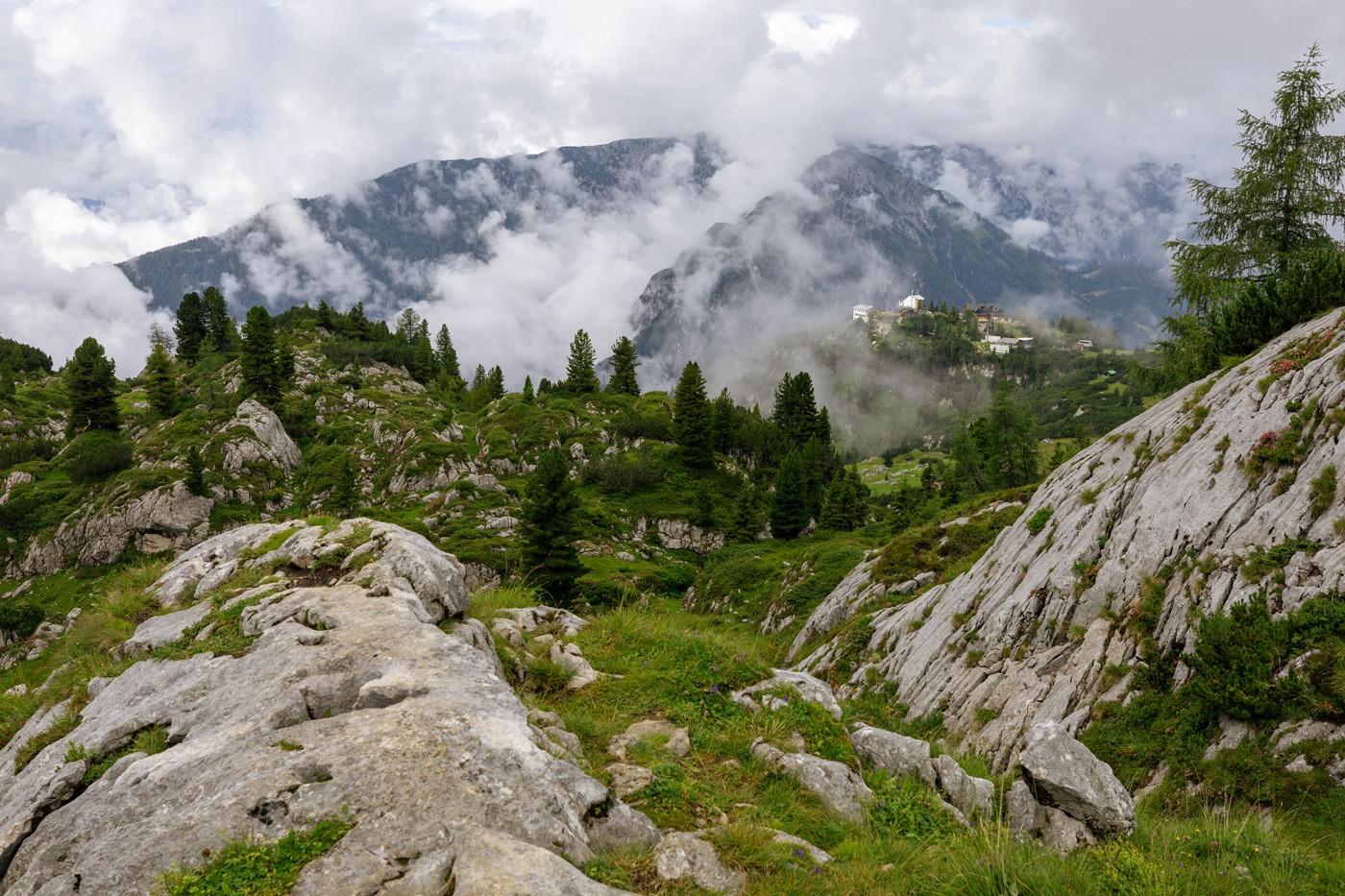 Wanderung-Rofanspitze-Aussicht-zur-Erfurter-Hütte und zur Bergstation Rofanseilbahn