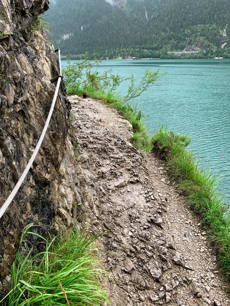 Mit Drahtseil gesicherte Stelle auf dem Weg zur Gaisalm