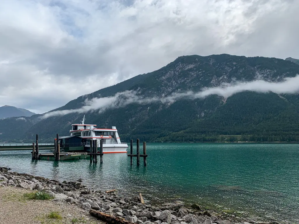 Wanderweg zur Gaisalm am Westufer des Achensees