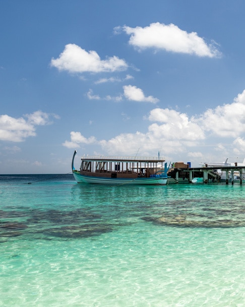 Malediven Urlaubstipps Fahren mit einem Dhoni Boot
