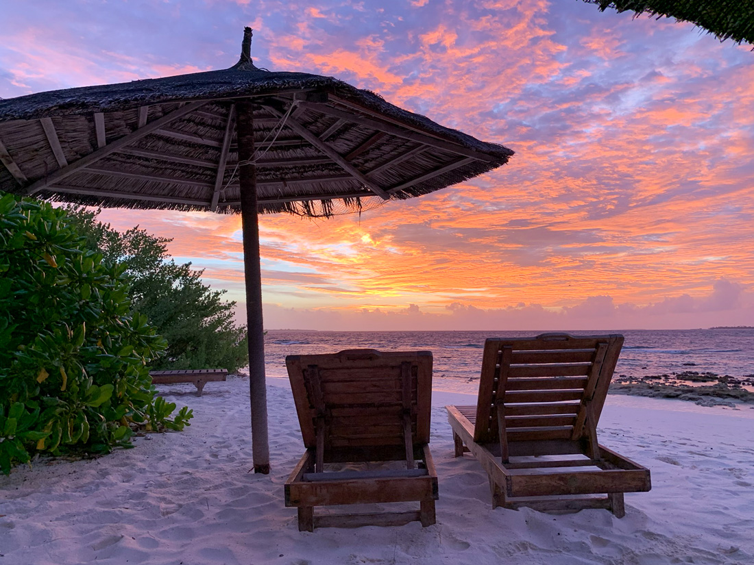 Sonnenuntergang am Strand auf den Malediven 