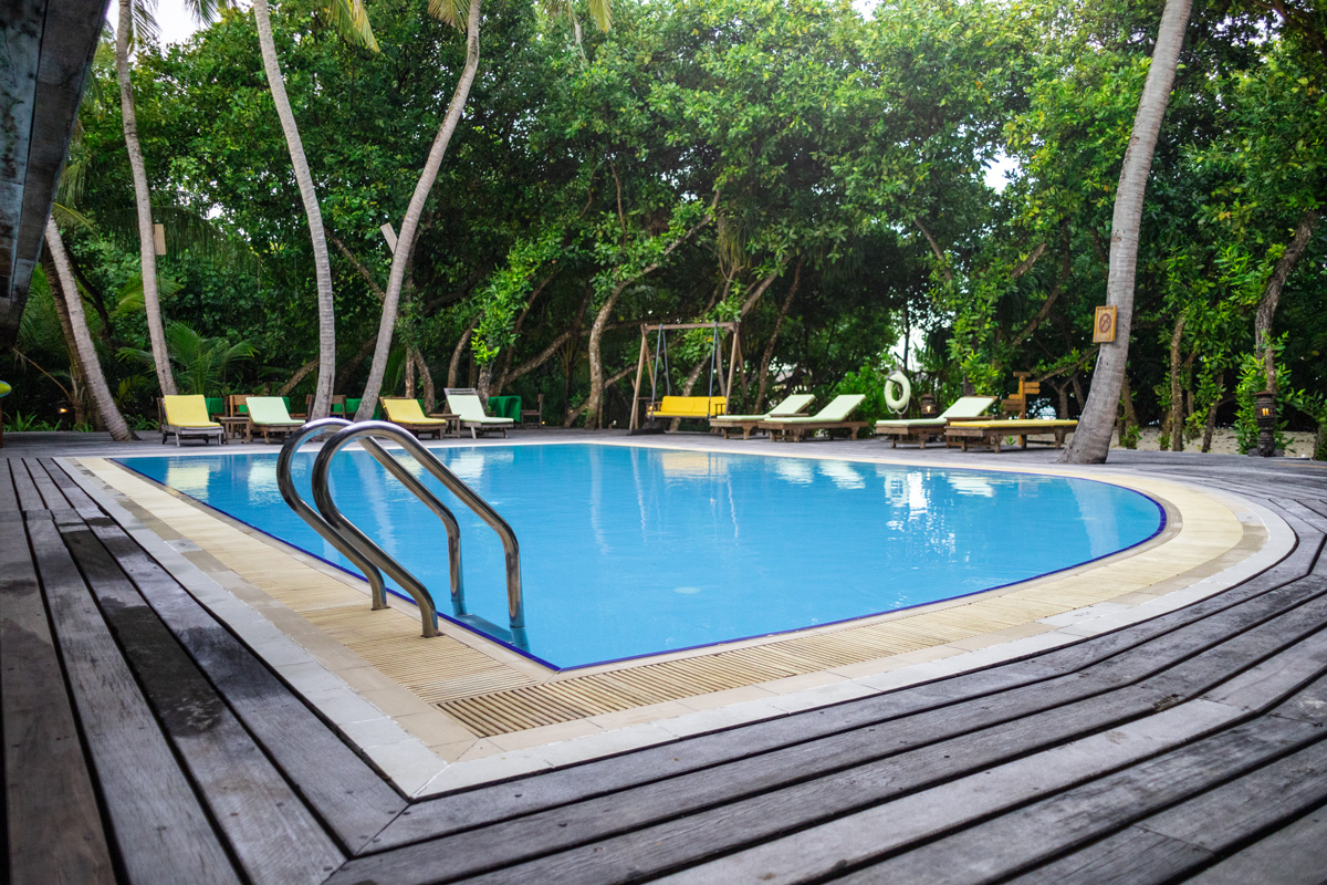 Pool-Reethi-Beach-Resort-Malediven