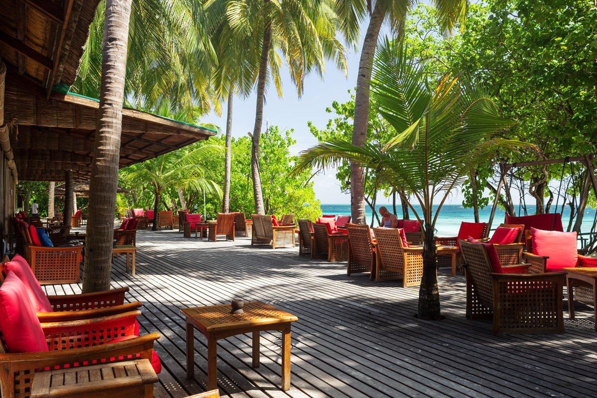 Terrasse der Hauptbar auf Reethi Beach