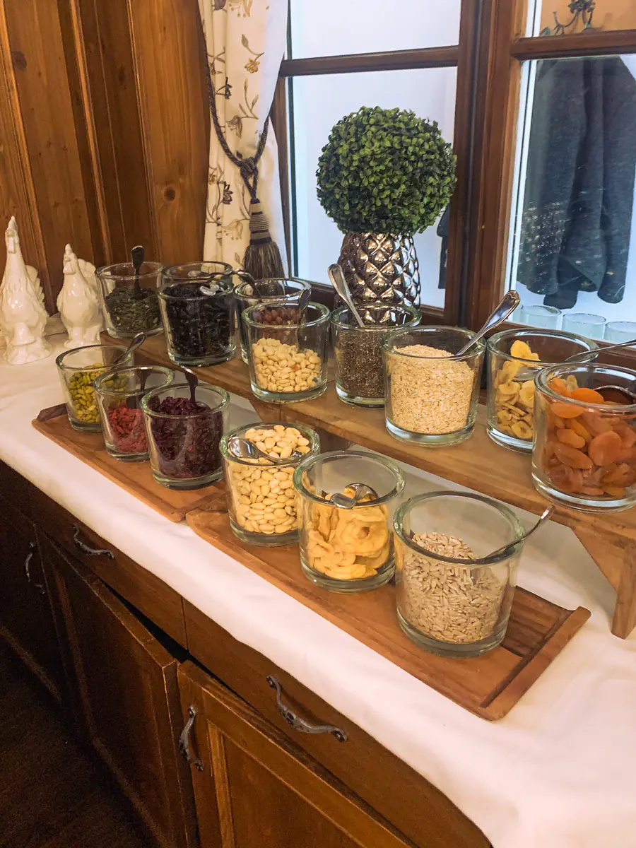 Müsli, getrocknete Früchte und Nüsse zum Frühstück