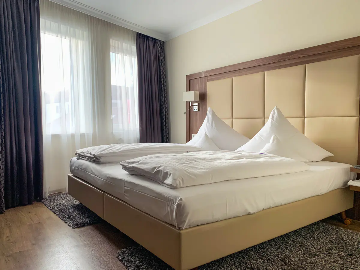 Kingsize Bett im Business Zimmer im Hotel Höttl