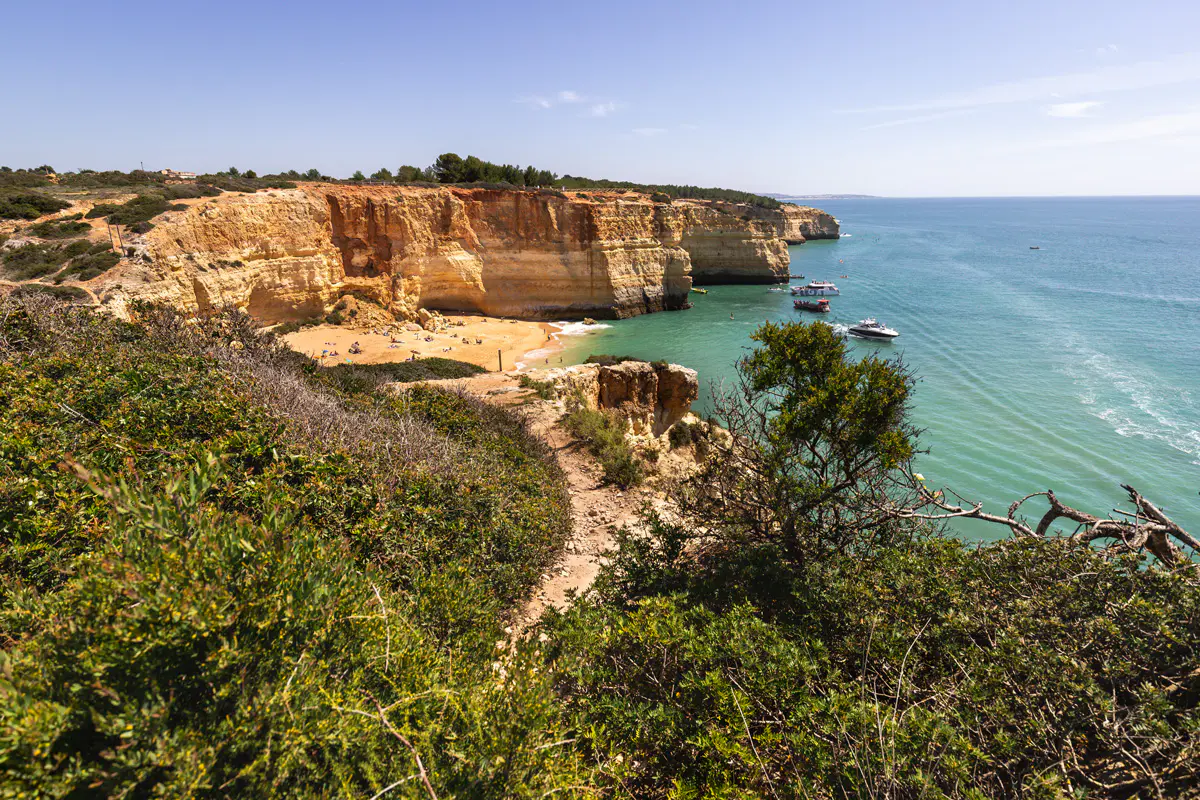 Praia de Benagil am Wanderweg der sieben hängenden Täler