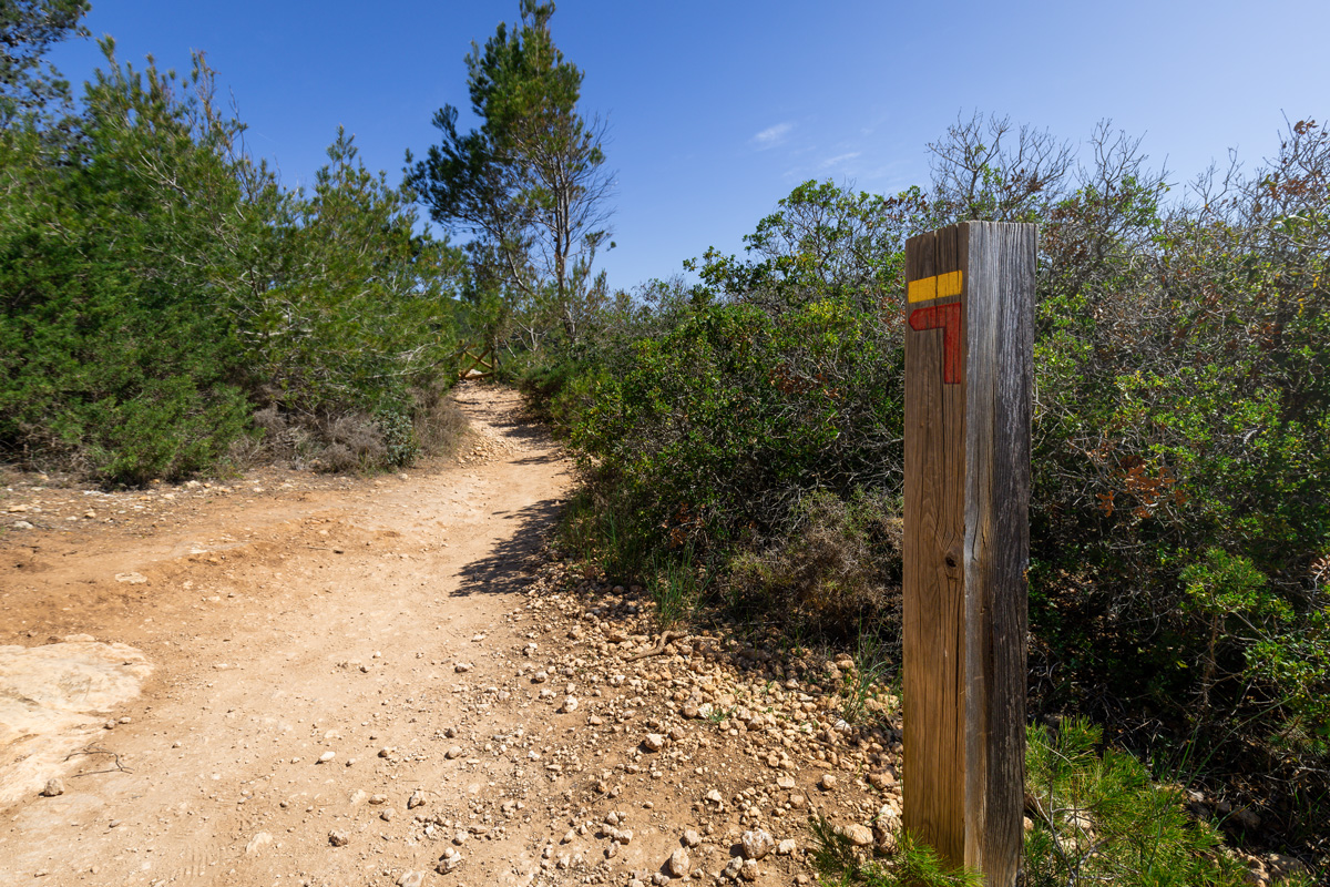 Wegweiser für den Wanderweg der sieben hängenden Täler