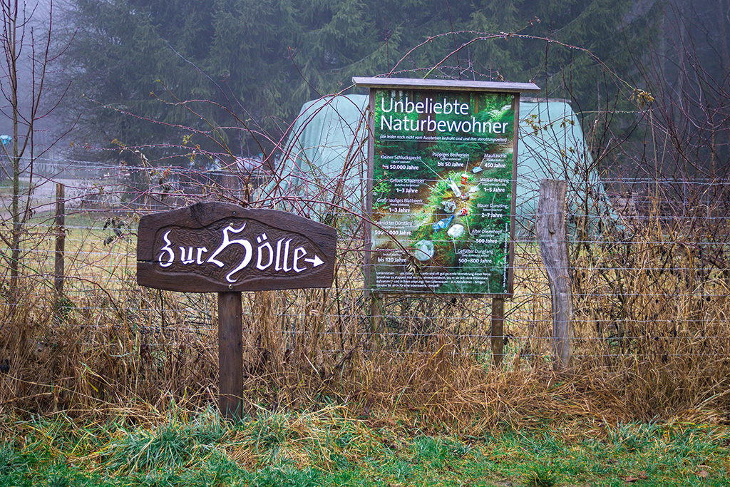 Eingang zum Naturschutzgebiet Hölle im Höllbachtal