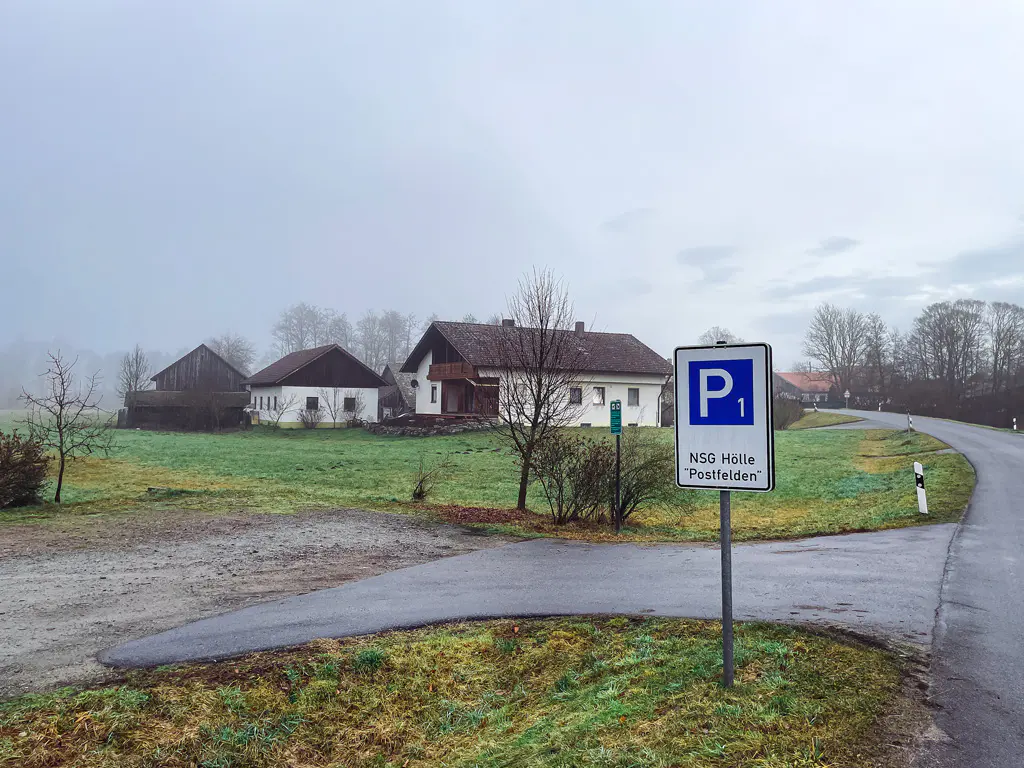 Parkplatz-Naturschutzgebiet-Hoelle-Hoellbachtal