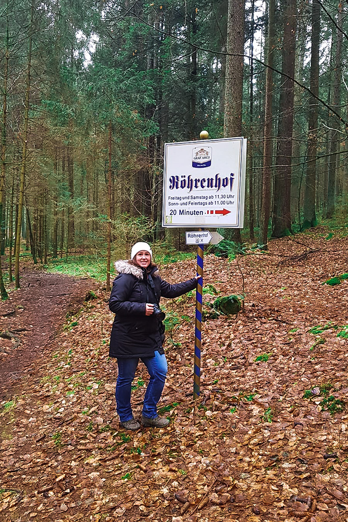 Wegweiser-zum-Einkehren-in-den-Roehrenhof-im-Naturschutzgebiet-Hoelle