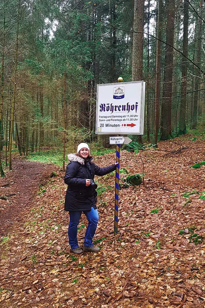 Wegweiser-zum-Einkehren-in-den-Roehrenhof-im-Naturschutzgebiet-Hoelle