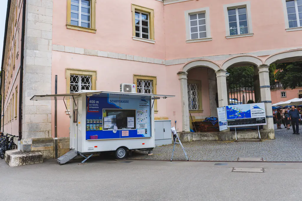 Schifffahrtskasse und Schifffahrtsplan am Eingang vom Kloster Weltenburg