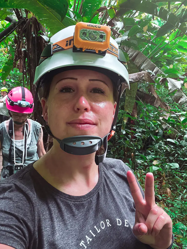 Bat-Cave-Fledermaus-Hoehlen-Tour-Panama-Bastimentos-Island-Bocas-del-Toro