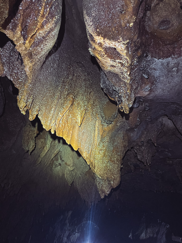 Stalaktit an der Höhlendecke