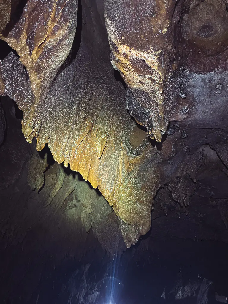 Stalaktit an der Höhlendecke