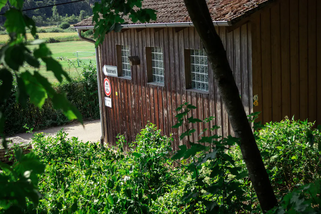 Wegweiser am Wasserwerk Häuschen Kipfenberg