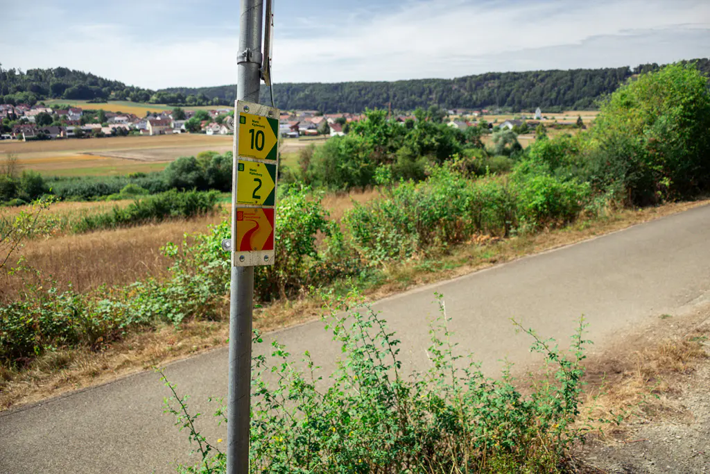 Wegweiser vor Böhming zur Arnsberger Leite