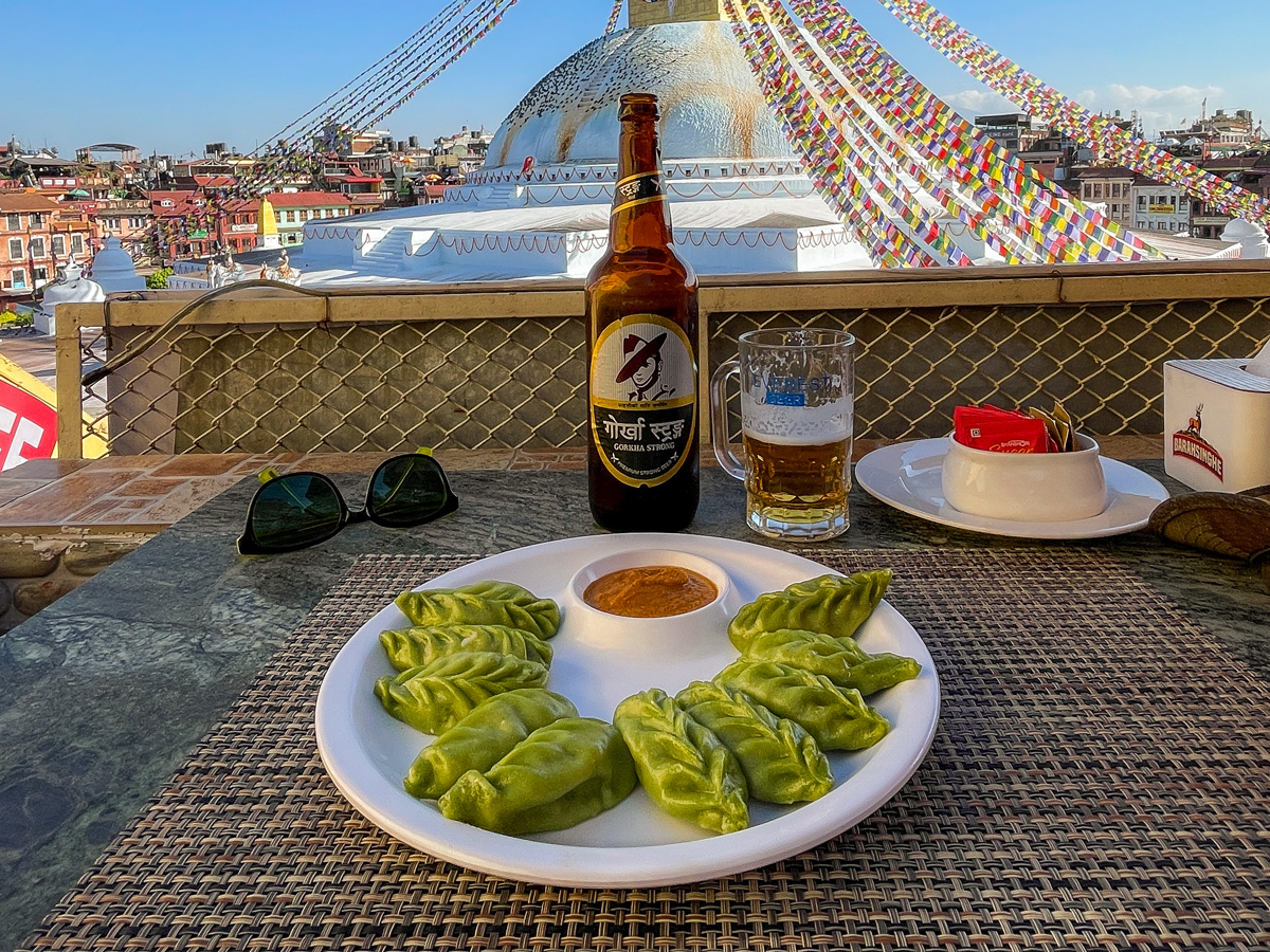 Traditionelles Essen in Nepal Momos, gefüllte Teigtaschen