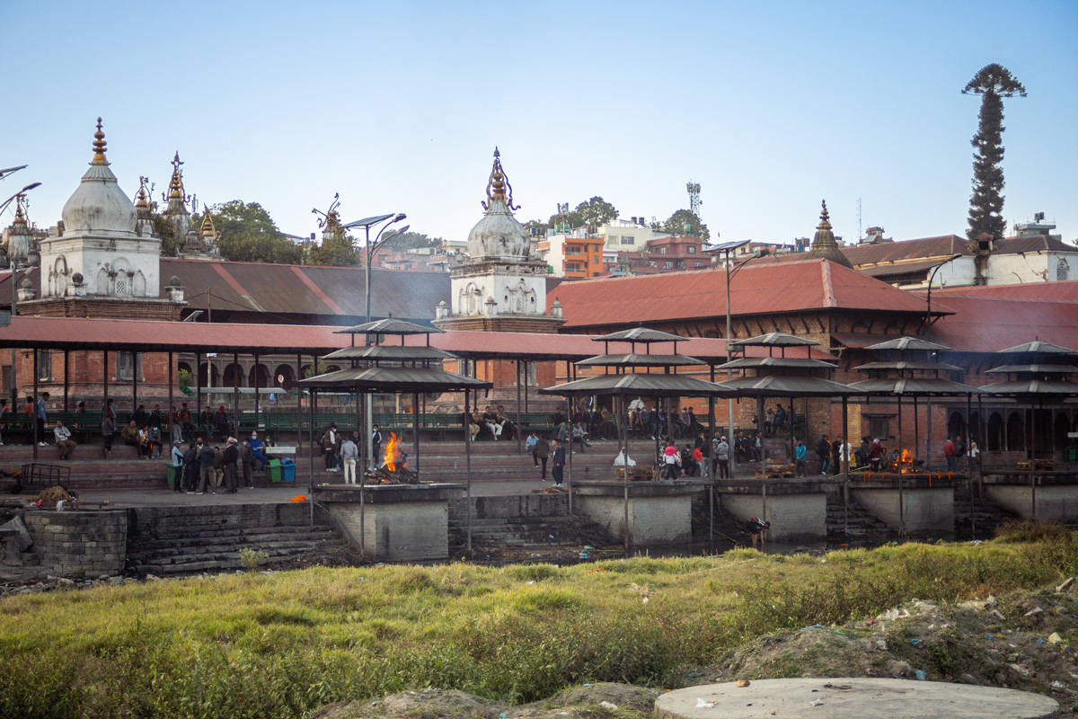 Zweite Verbrennungsstätte am Bagmati Fluss in Nepal