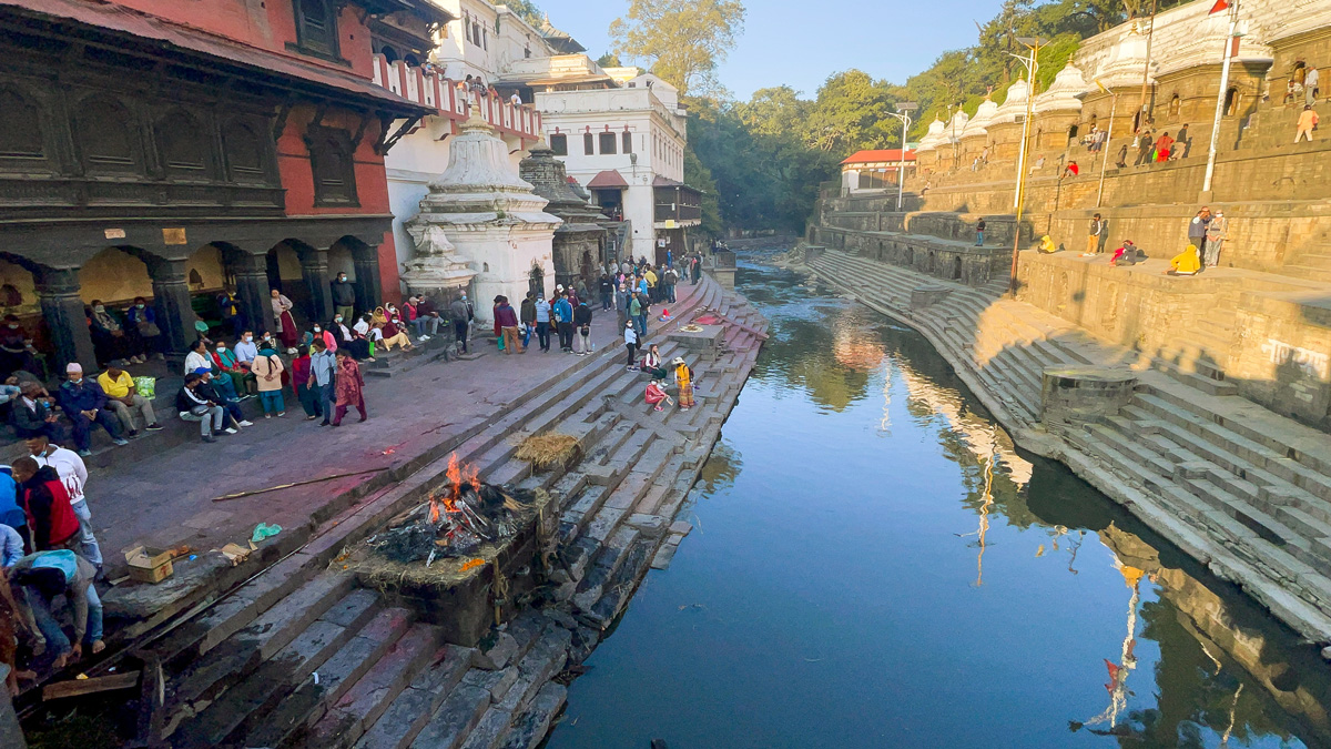 Verbrennungsstätte am Bagmati Fluss in Nepal