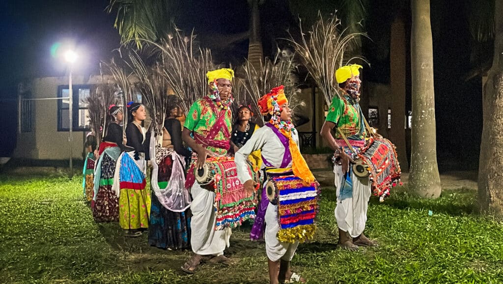 Tharu Volk Tanzshow im Bardia Nationalpark