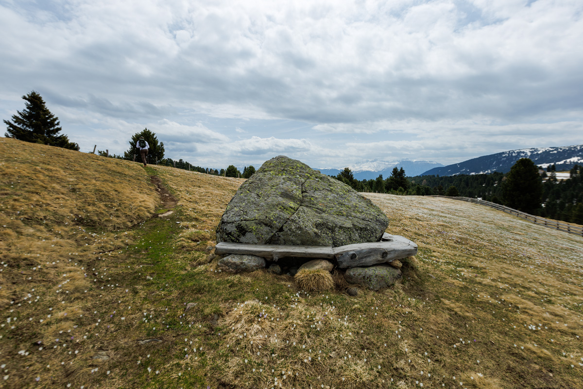 Holzbank am Stein Marzuner Schupfe