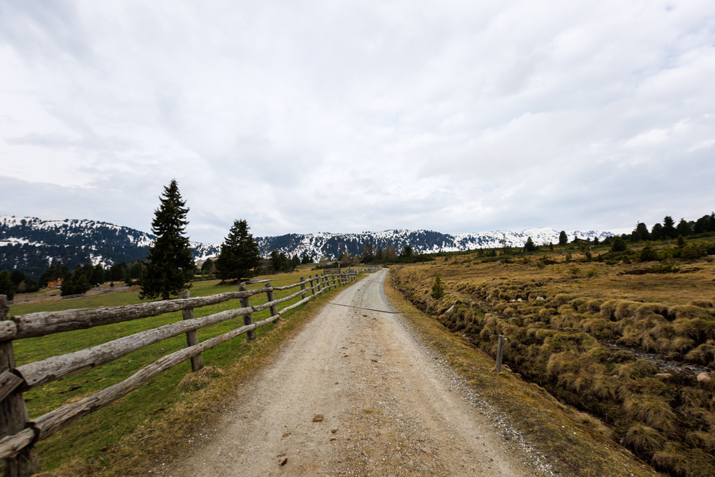 Schotterweg nach der Mair in Plun Hütte zum Gasteiger Sattel