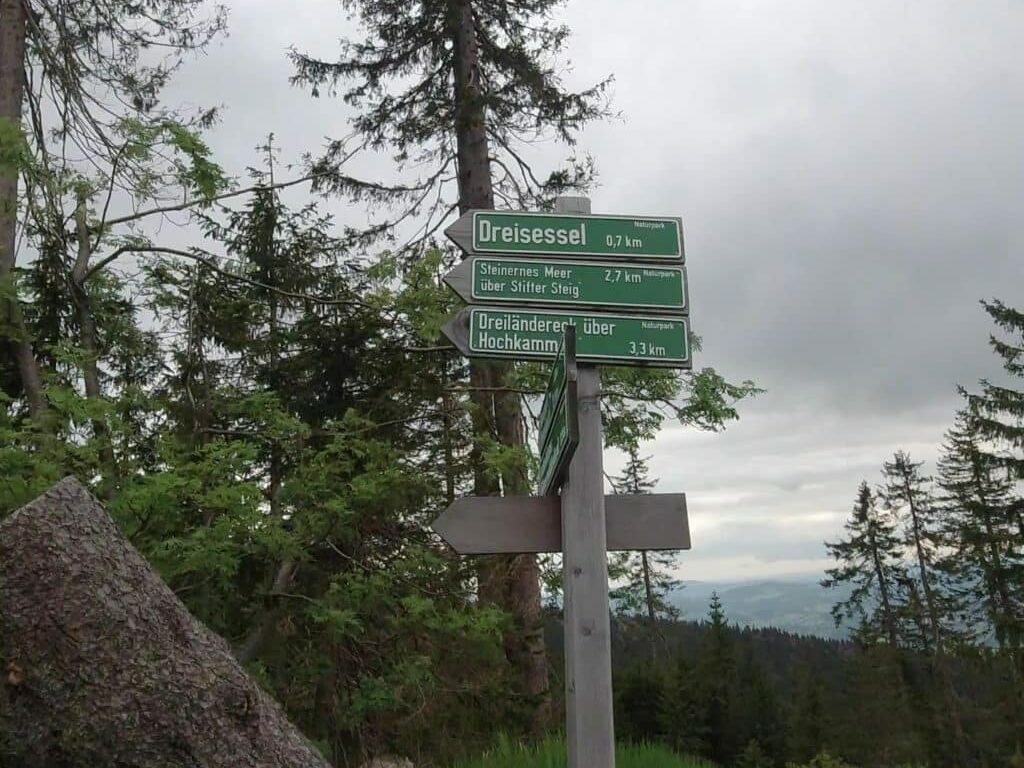 Wegweiser am Parkplatz Dreisesselberg