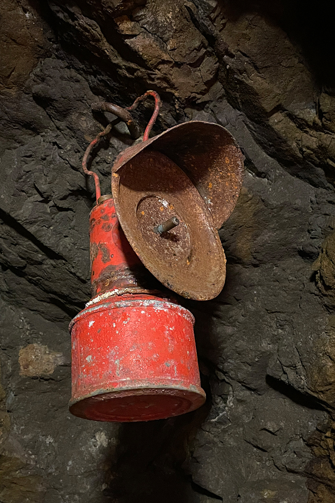 Alte Oellampe mit Spiegel