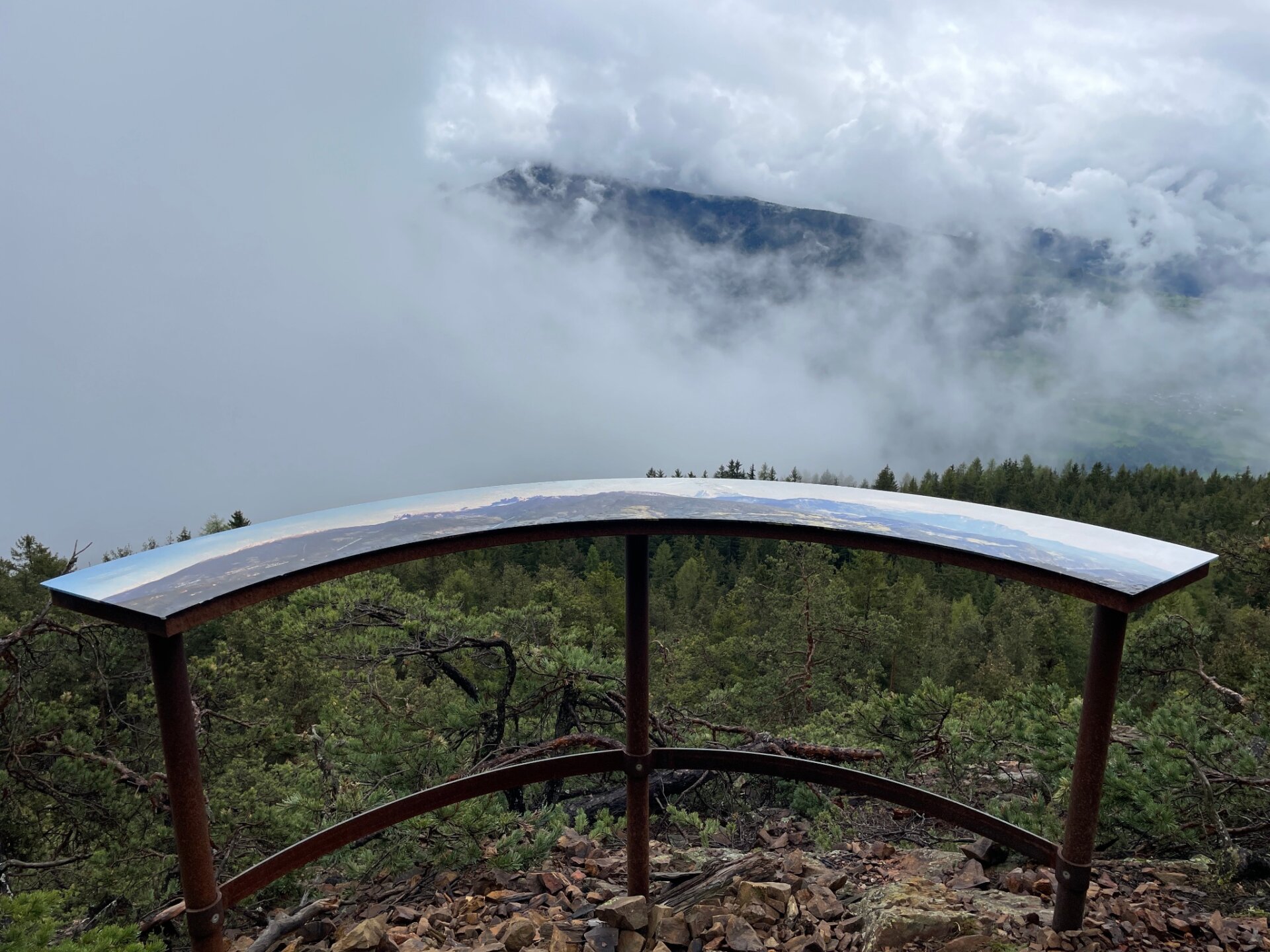 Aussichtpunkt mit Panoramatafel auf der Wanderung zum Bergwerk Villanders