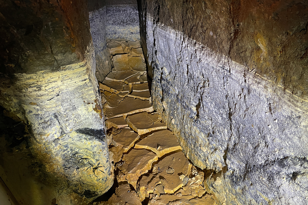 Brauner Schlamm vom Wasser im Bergwerk