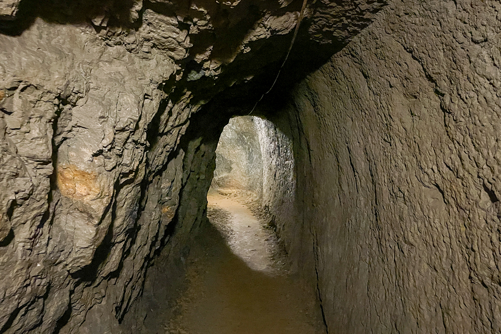 Ein Durchgang im Bergwerk