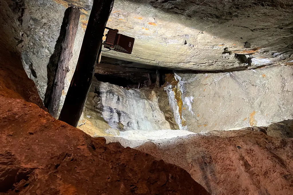Weiße Ablagerung im Bergwerk