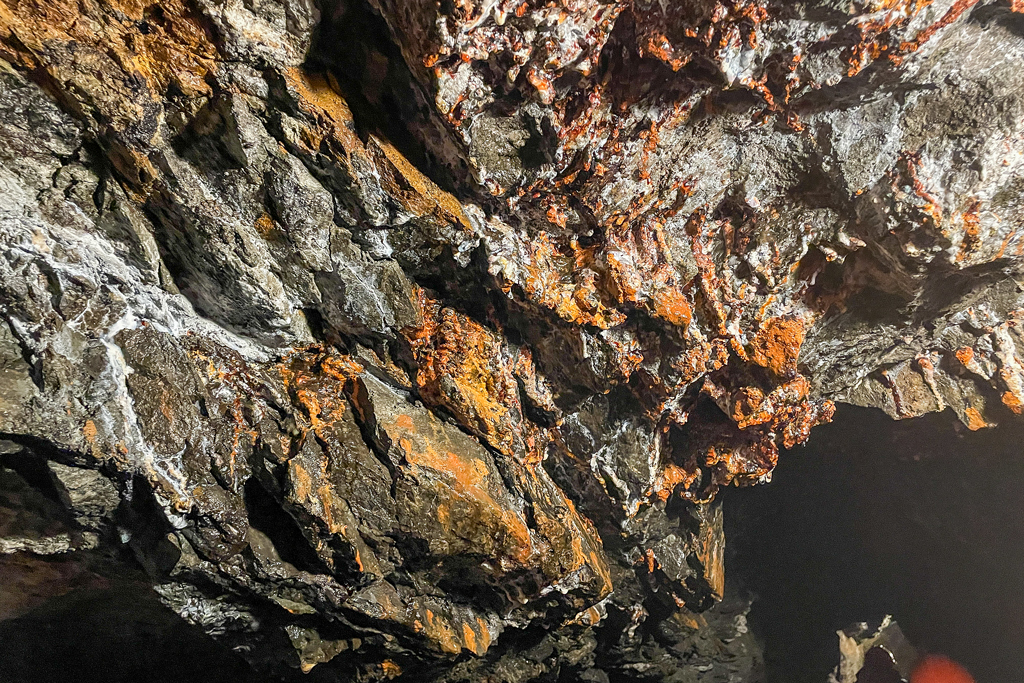 Kupferstein im Bergwerk