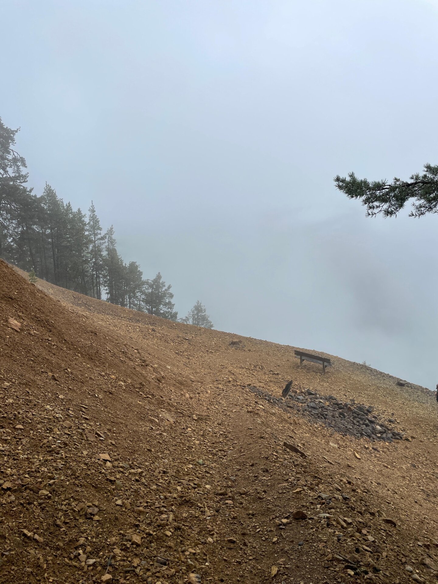 Wanderweg über den Hang zum Bergwerk