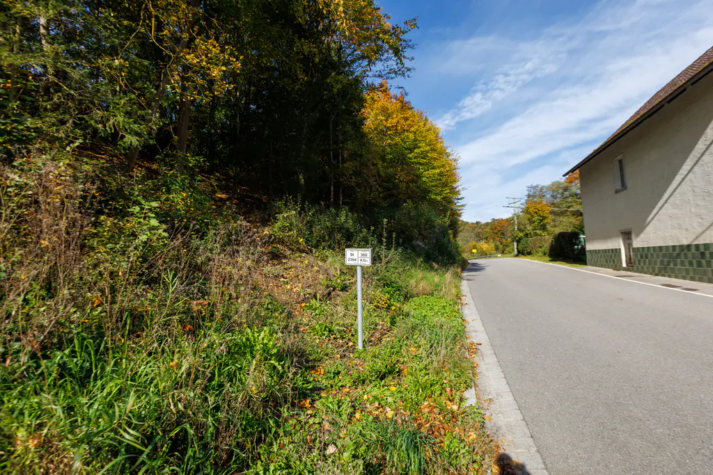 Staatsstrassenschild als Wegweiser Rundwanderung Eilsbrunn