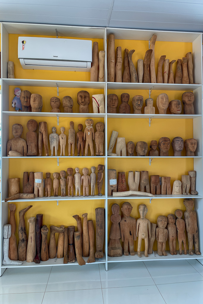 Holzfiguren im Raum der Wünsche in Anama Amazonas