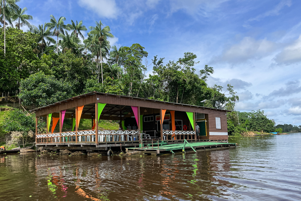 Hütte zum Piranha Angeln