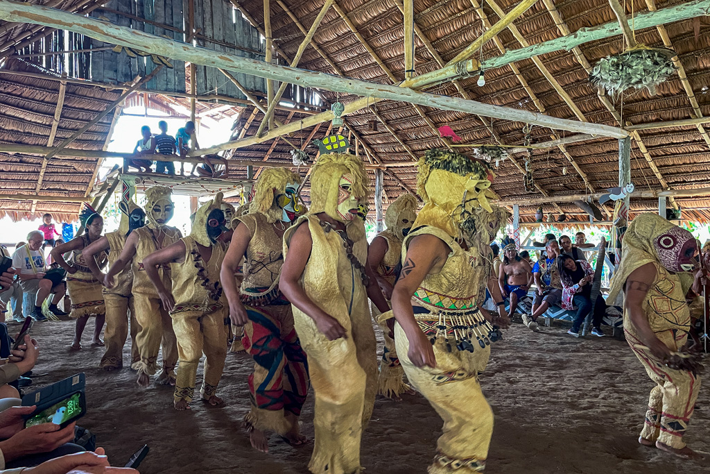 Indigener Tanz Moca Nova der Ticuna in Amazonas