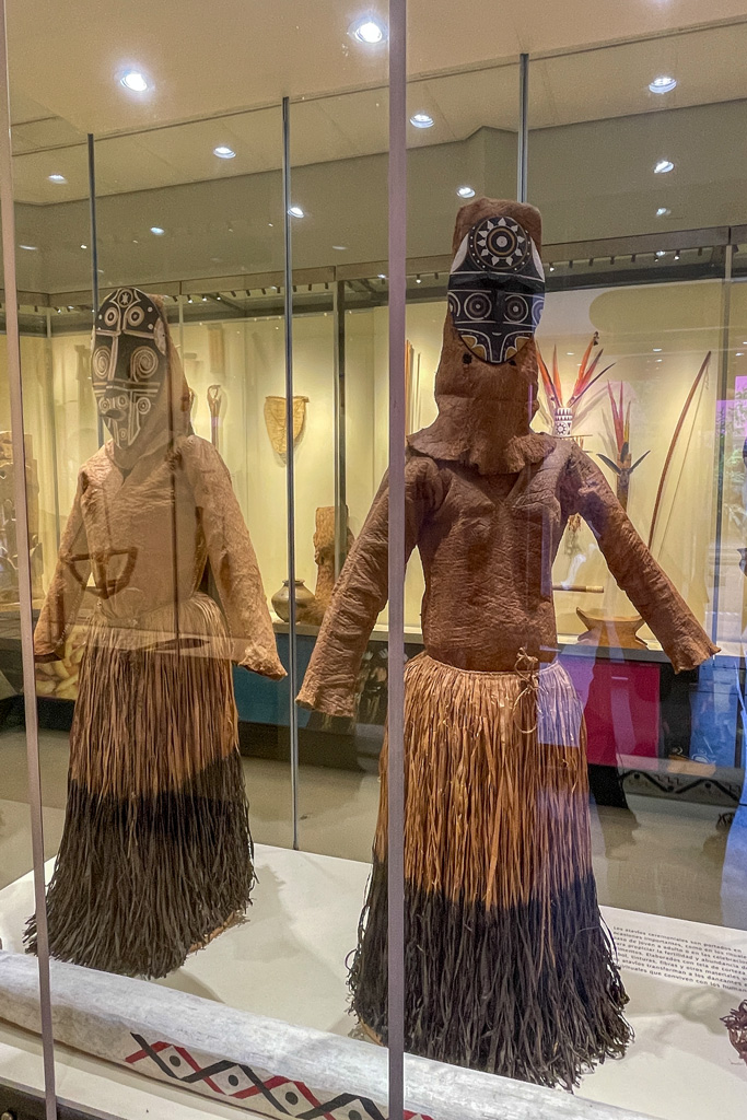 Kleidung der Ureinwohner des Amazonas