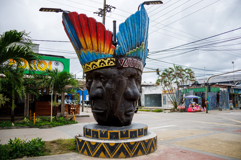 Maskenskulptur in Leticia