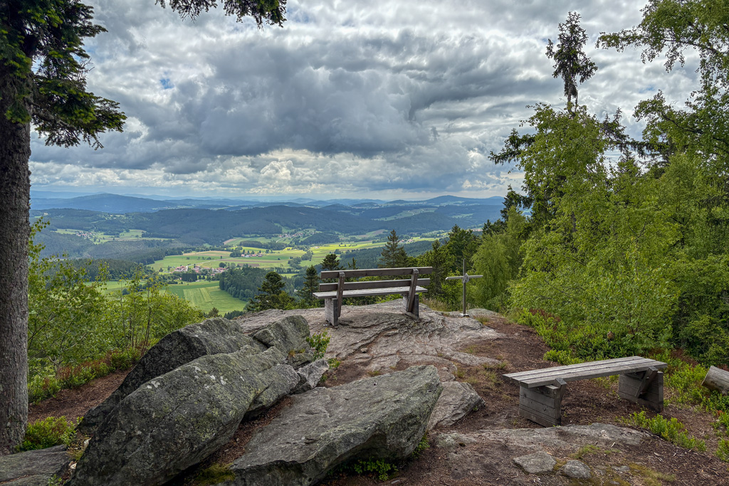 Aussichtplattform am Teufelstisch mit 2 Rastbänken
