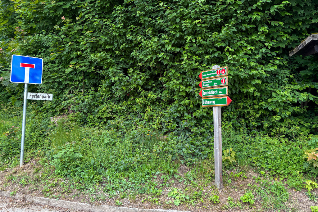 Wegweiser an der Ferienpark Strasse in Bischofsmais