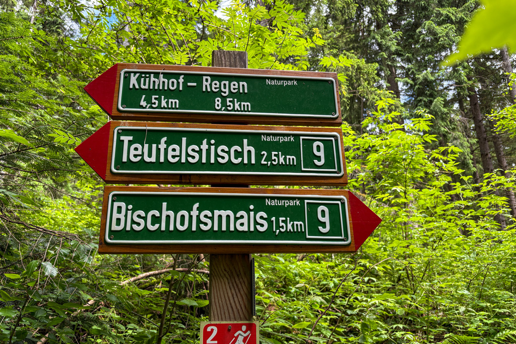 Wegweiser nach Bischofsmais